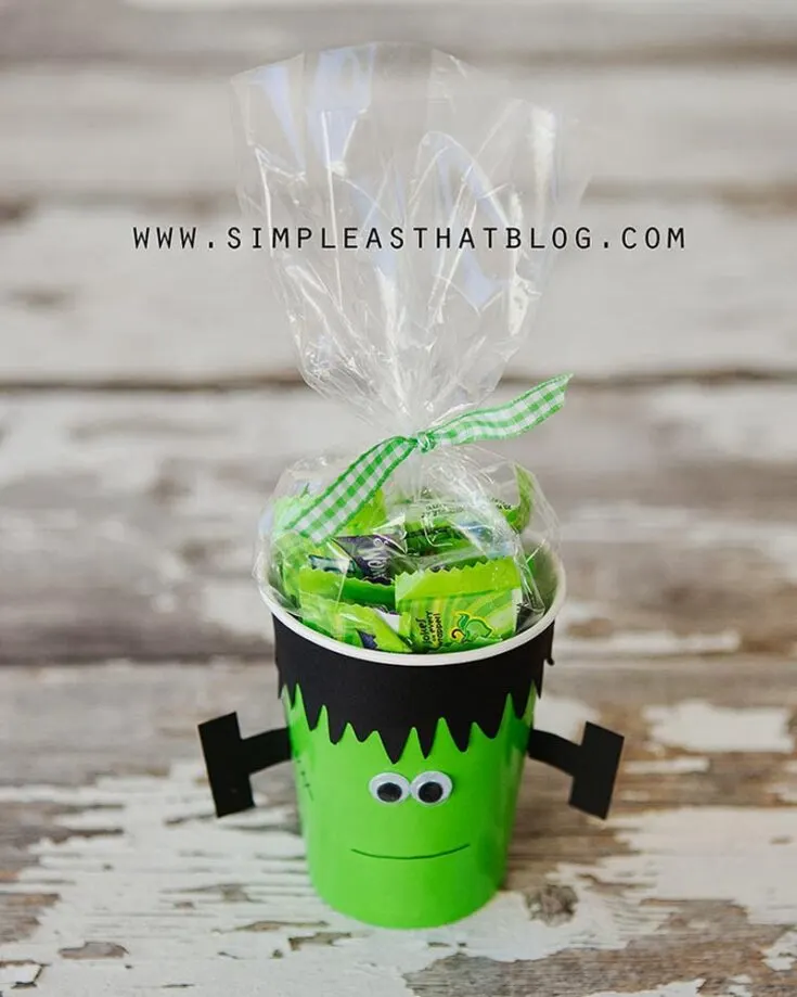 Want to make easy Halloween crafts with minimal effort? Give this one a go! Fill these festive cups with candies while decorating them with your favorite Halloween characters. This will surely leave a smile on trick-or-treaters!