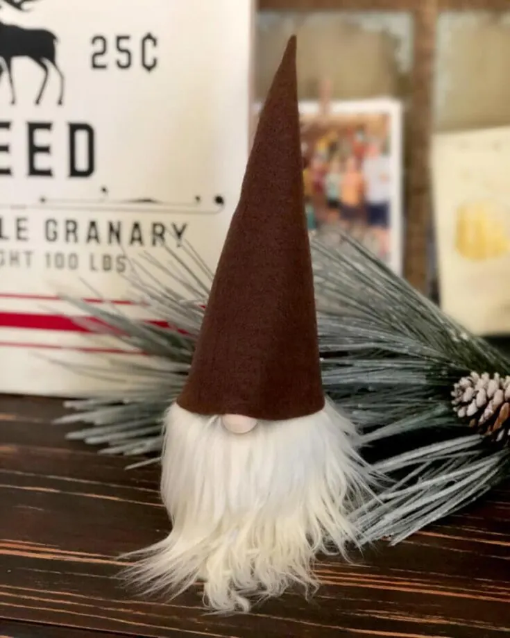 With this super easy pattern, you can whip up a whole bunch of these cute little Scandinavian fellas! They&rsquo;re perfect for sharing with family during the holidays and make the sweetest handmade gifts.