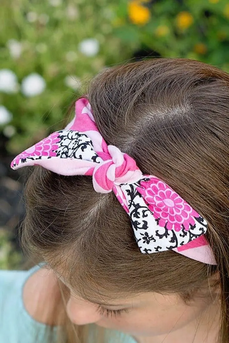 This simple knotted headband is very simple to make, and perfect for times when you need to keep your hair out of your face. Make it out of a knit fabric to help the headband stay in place with no elastics.