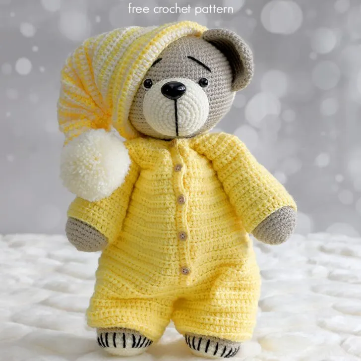 free crochet pattern of 2-piece pajamas & sleep hat set for amigurumi crochet animals.