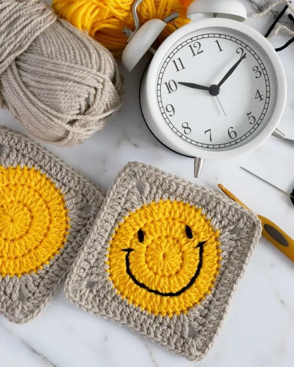 crochet smiley granny square