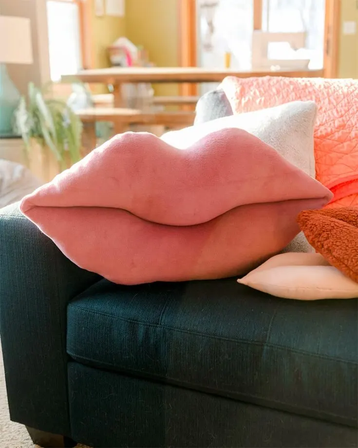 Even if you are new to sewing, love gives us the power to do everything, right? So give it a go at sewing this adorable lip pillow&nbsp;with your favorite fabric.