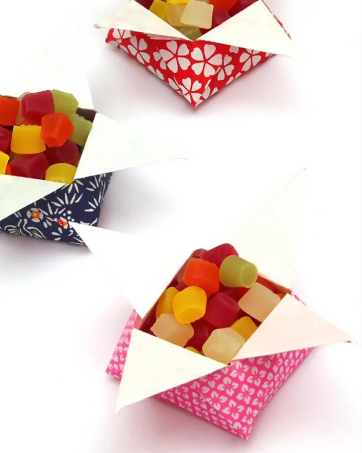 When it comes to easy origami, nothing screams simplicity packed with fun as these origami star snack boxes! Being just slightly over ten steps long, this is the perfect origami to try for a beginner! You even get a cute tiny box to fill with treats after!