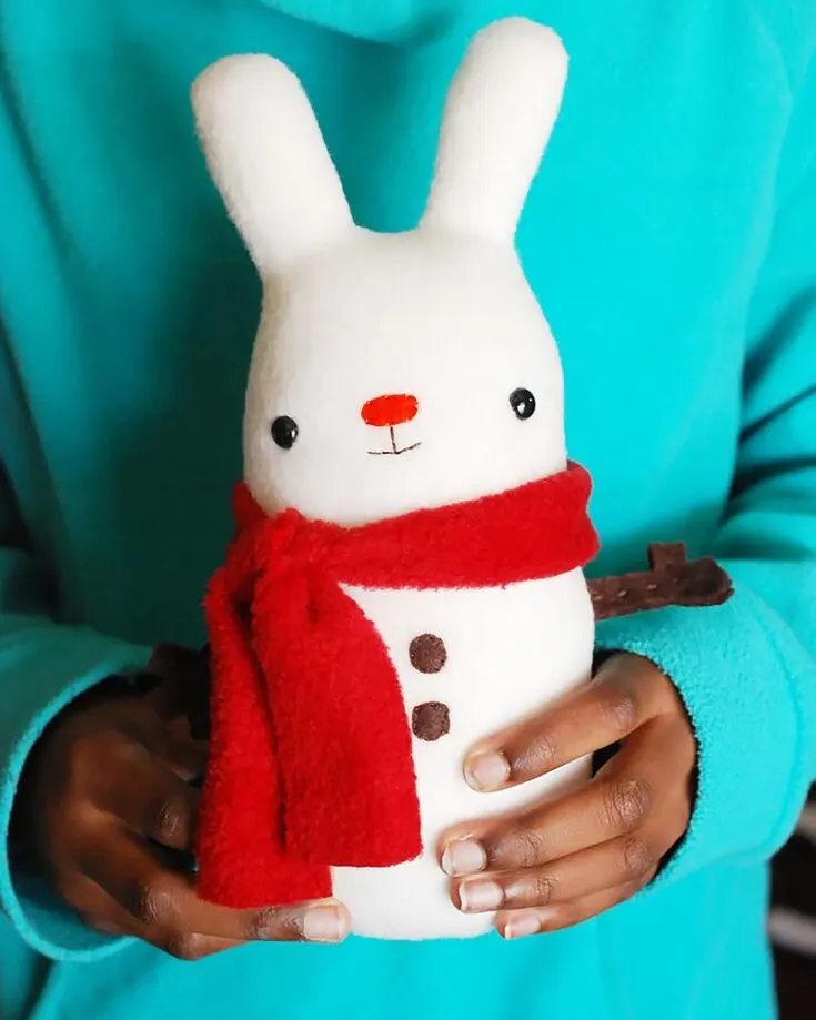 A snow bunny is a fantastic cross between a snowman and a bunny that's perfect for the coming winter season! The details like the stick arms, buttons and red scarf really bring this pattern to life. Beyond being a great gift for the holiday season, this would also be a great piece of decoration in your house.
