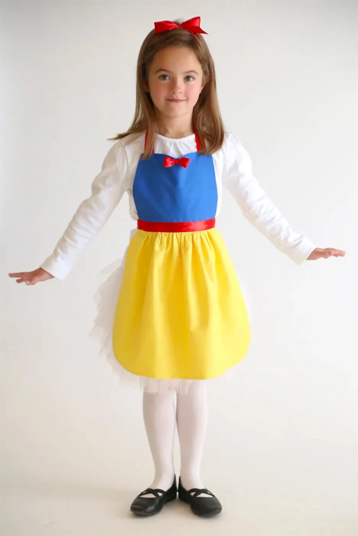 Speaking of princesses, look at this adorable Snow White apron design. Let your child dress up as her favorite princess and live out her Disney fantasy as she lends a helping hand in the kitchen!