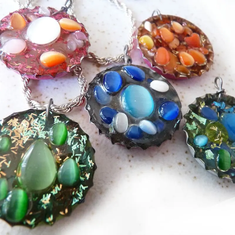 Check out this unique resin pendant craft! It's a great way to upcycle bottle caps and is suitable for kids. Tag your little ones along on this fun adventure!