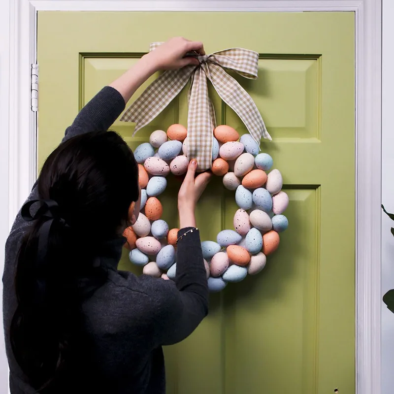 This amazing design comes with a tutorial video to help you achieve this craft smoothly and with ease. Simply grab some eggs from a nearby nest and start crafting! Be careful, though. The eggs might hatch!&nbsp;