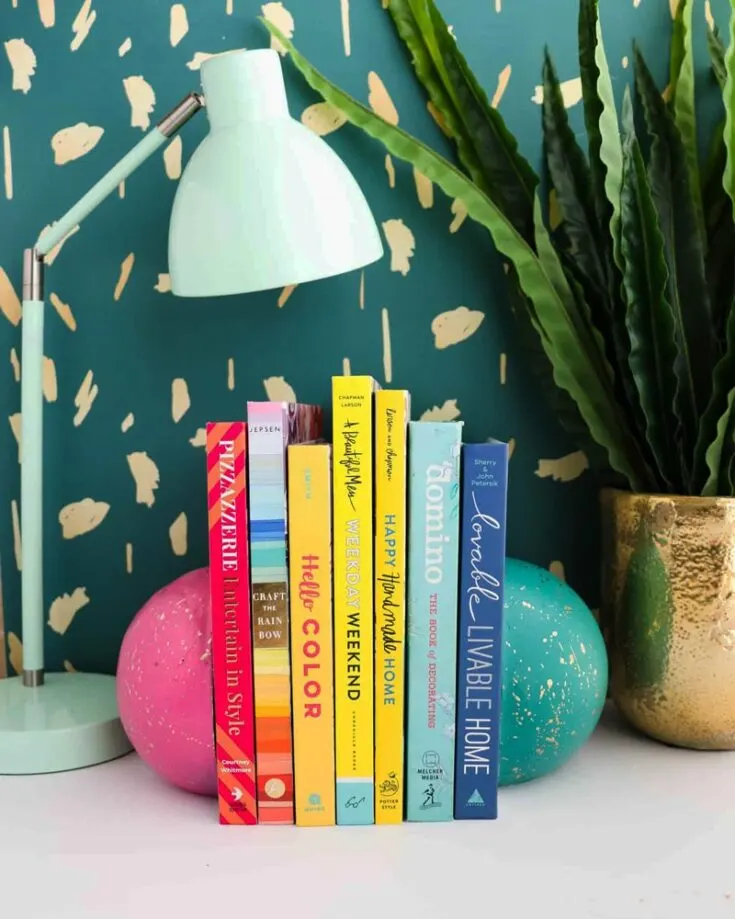 It's time to get messy! Let your inner child go wild with this DIY Splatter Painted Concrete Sphere Bookend! Use different colors to personalize them and claim this shelf as yours. Add your character and twist to it!