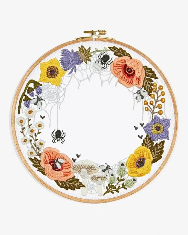 Try out this festive design for Halloween! Or if you just adore spooky decor. This wonderful floral design is like a wreath with spider webs emerging from the gorgeous flowers.