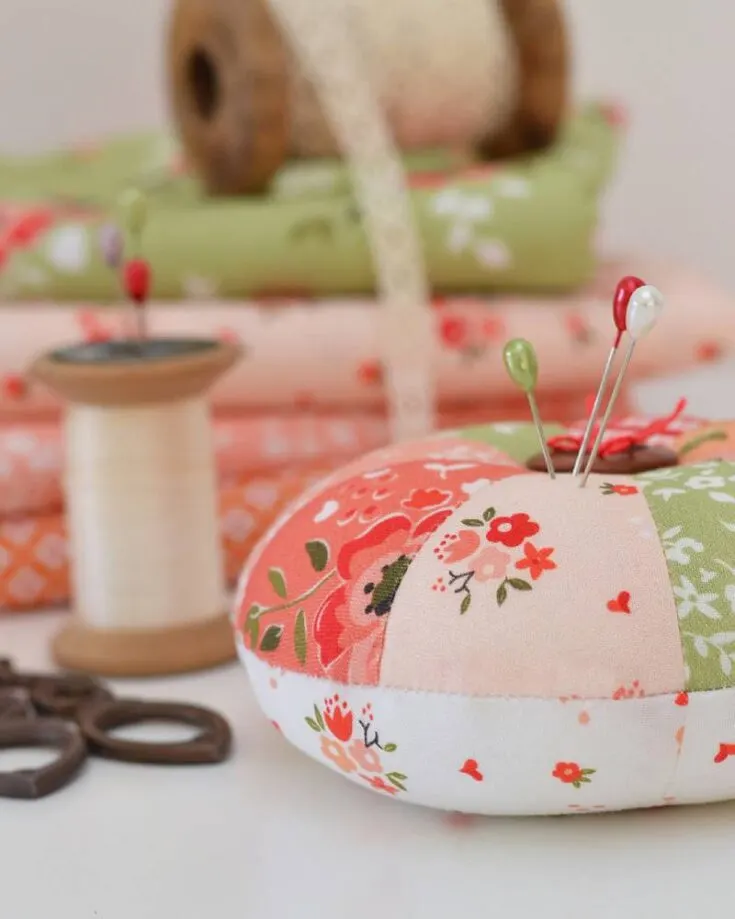 Check out this simple sprocket pincushion pattern! It uses an easy technique to achieve perfect round pin cushions that you&rsquo;ll master in no time. The tutorial also includes many tips and tricks that make this design so much easier to master.