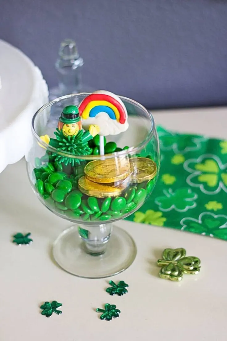 Jazz up your holiday celebrations with this mini snack buffet. This cute treat would be a fun home decor and leave your toddlers wanting more. Trust us, you will thank us later&mdash;also, a little precaution. Beware of the leprechaun thief!