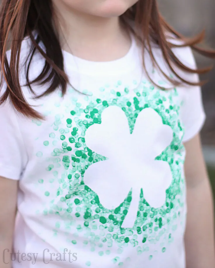 Get into the celebratory mood with this fun little DIY project with your kids. Do you recall using erasers and fruit cut-ups to stamp paint on the wall, as a kid? This design process is exactly that. Cheer up your kids with this cute stamped T-shirt to get into the vibe of the holiday.
