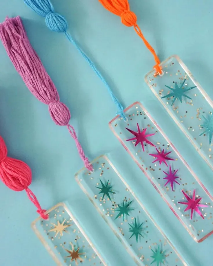 Here's another pretty bookmark pattern that you can try! It's perfect for kid's crafts and to encourage reading. Say hello to Star resin bookmarks.