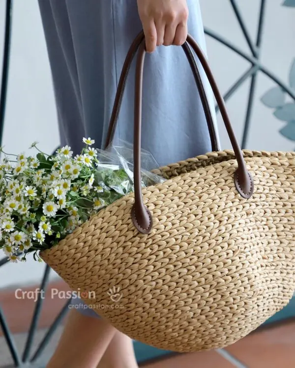 beautiful straw bag that you can DIY with this free crochet pattern