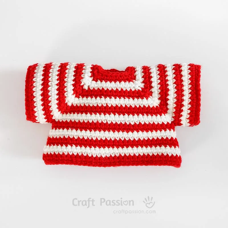 Free amigurumi crochet top pattern in red and white stripes, perfect for amigurumi crochet animals. Easy to follow, versatile design with button-up detail.