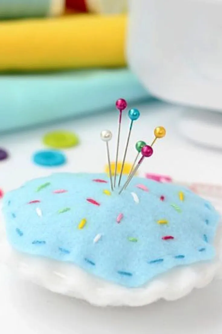 Are you looking for a simple pattern for a true beginner at sewing? Try this easy sugar cookie pattern that is so easy even kids can do it, too! It comes together using a few pieces of felt and sprinkles made by simple stitches.