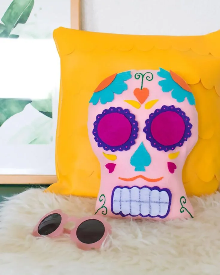 D&iacute;a de los Muertos is the 'Day of the Dead' in Spanish, where people celebrate the dead and pay respect to them. Why not pay your respects by making this cute, adorable skull pillow?