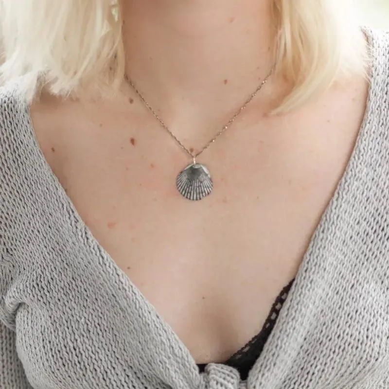 For those who adore beach-inspired accessories, this simple seashell necklace is a true gem. Instead of splurging on expensive handmade pieces, crafting your own DIY seashell necklace is a fun and affordable way to enjoy tropical elegance.