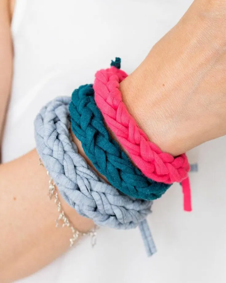 Thinking of trying out different bracelet ideas that can use upcycled materials? Try this knitted bracelet design for size! It's a fast-paced project you can do in under 5 minutes and uses T-shirt jersey yarn!