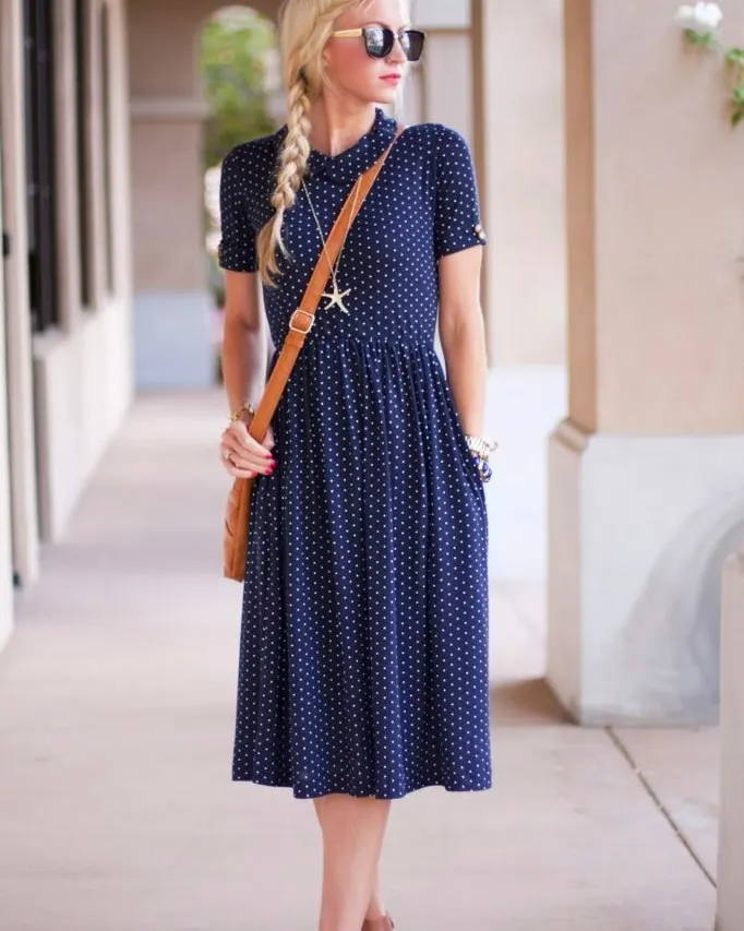 This adorable fit and flare dress is perfect for a delightful date! It's got a preppy peter pan collar and a pair of pockets as well. For this pattern, it's best to use fabric that stretches like knitted or stretch cotton fabrics! And keep in mind that you'll need some interfacing to structure the collar and cuffs of the sleeves.