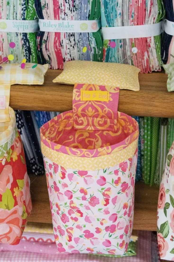Need a place to store all those scraps of thread and paper while you&rsquo;re doing a project? Keep your work space clean with thread catcher pin cushions! Your workspace will be pin free and scrap free.