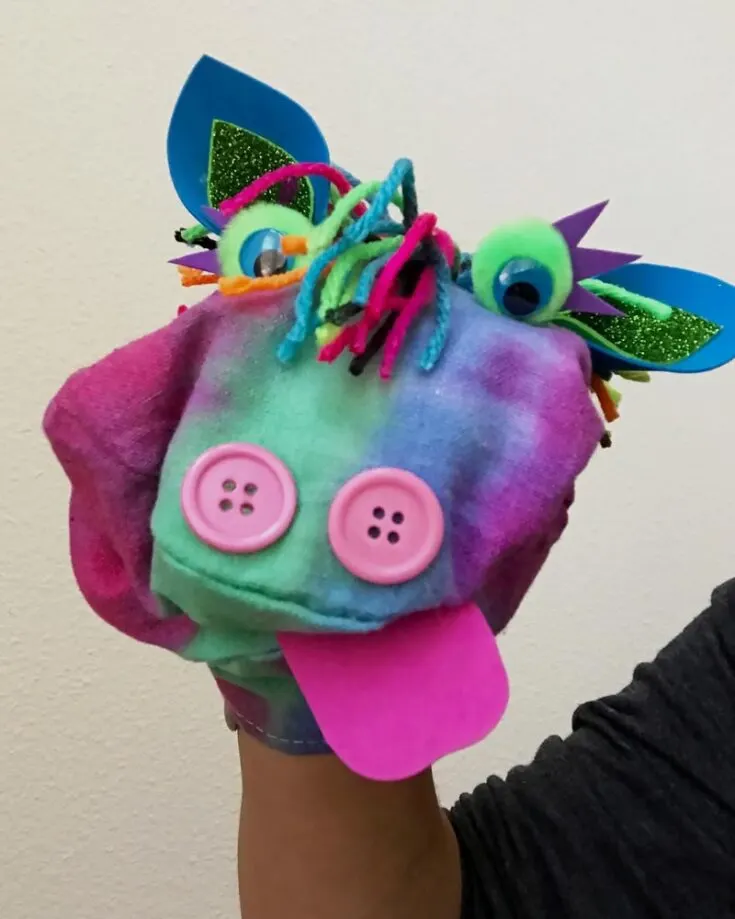 Tie-dye is the process of soaking your fabric in different dyes. It requires many materials, such as fabric dyes and various decorative elements. Learn it in the tutorial below!