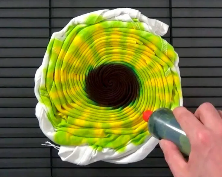 A sunflower tie dye pattern is as its name suggests. It has a circular center with colors radiating outwards like petals.