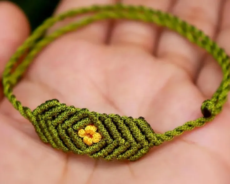 How adorable and sophisticated is this tiny flower bracelet? It's the perfect accessory for those who prefer a subtle and minimalistic approach to jewelry while effortlessly enhancing your style with its elegance.