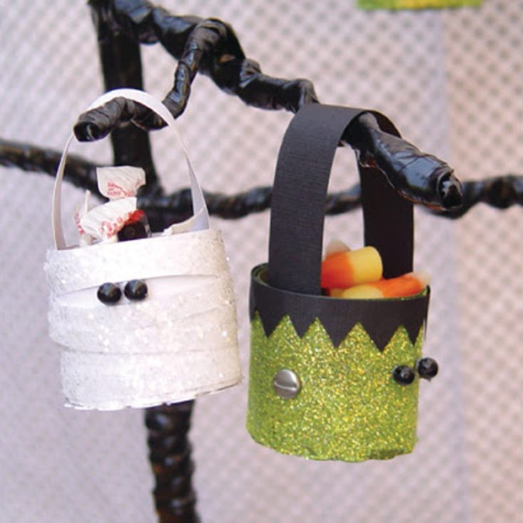 Give those empty toilet paper rolls a second life with these Halloween buckets! Decorate them with some spooky flair to create unique and eco-friendly treat holders that will impress at any Halloween gathering.