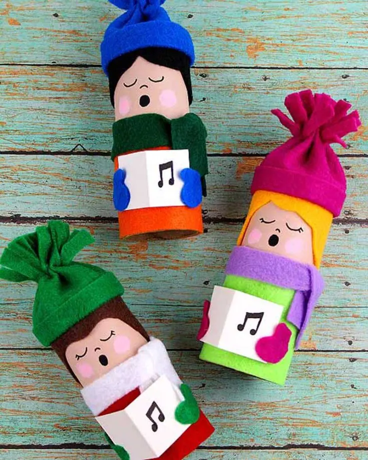 These adorable toilet roll Christmas carollers are wishing you a Merry Christmas and a Happy New Year! These would make a perfect Christmas morning craft with your kids. Cut out some colorful felt to use as their hats and scarves!