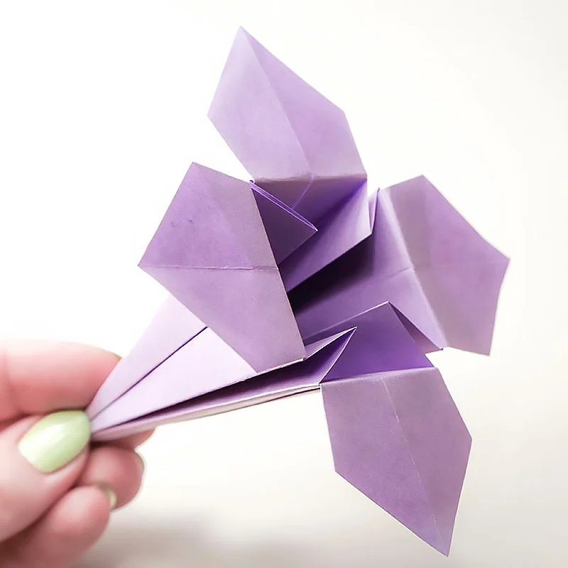 This origami lily is one of the easiest origami flowers for beginners. It's so simple, and it only takes 5 minutes to learn!