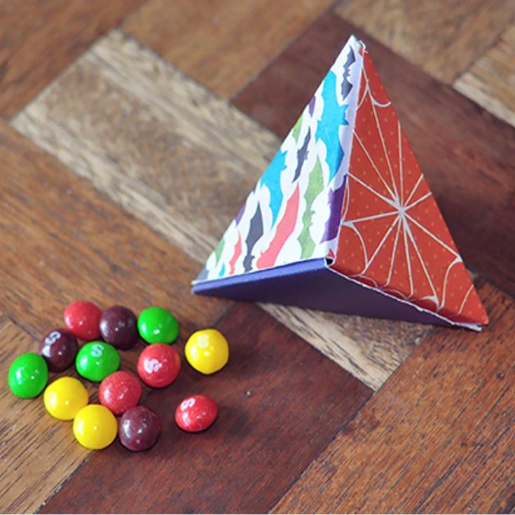 These triangle origami boxes are a great pattern for storing candies and chocolate as a welcoming gift for weddings and birthdays! Your guests will definitely leave smiling with these triangle origami boxes!