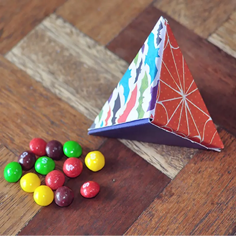 These triangle origami boxes are a great pattern for storing candies and chocolate as a welcoming gift for weddings and birthdays! Your guests will definitely leave smiling with these triangle origami boxes!