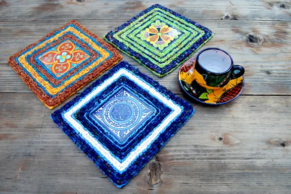 Get the pattern & tutorial to make an eye candy locker hook indigo dial trivet. Perfect for the dining table. Video of similar tutorial is included.