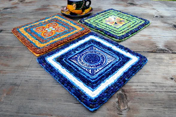 Get the pattern & tutorial to make an eye candy locker hook indigo dial trivet. Perfect for the dining table. Video of similar tutorial is included.