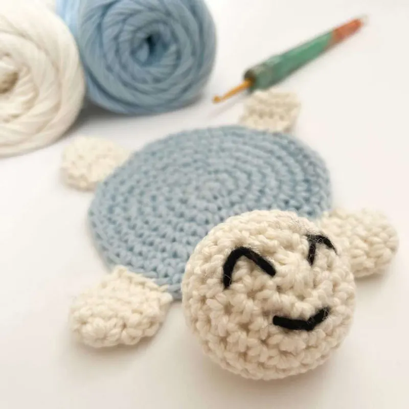 This adorable turtle crochet coaster brings a bit of whimsy to your home. This charming design adds a playful touch while showcasing your love for crochet and marine wildlife!