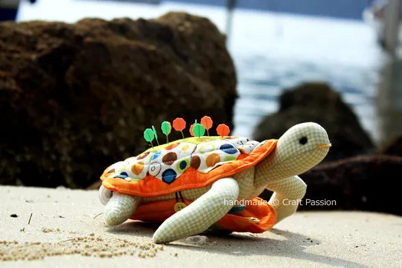 Free pincushion pattern in the shape of a turtle. In 2 sizes, a bigger turtle pincushion that comes with a sewing kit compartment or a basic small turtle pincushion.