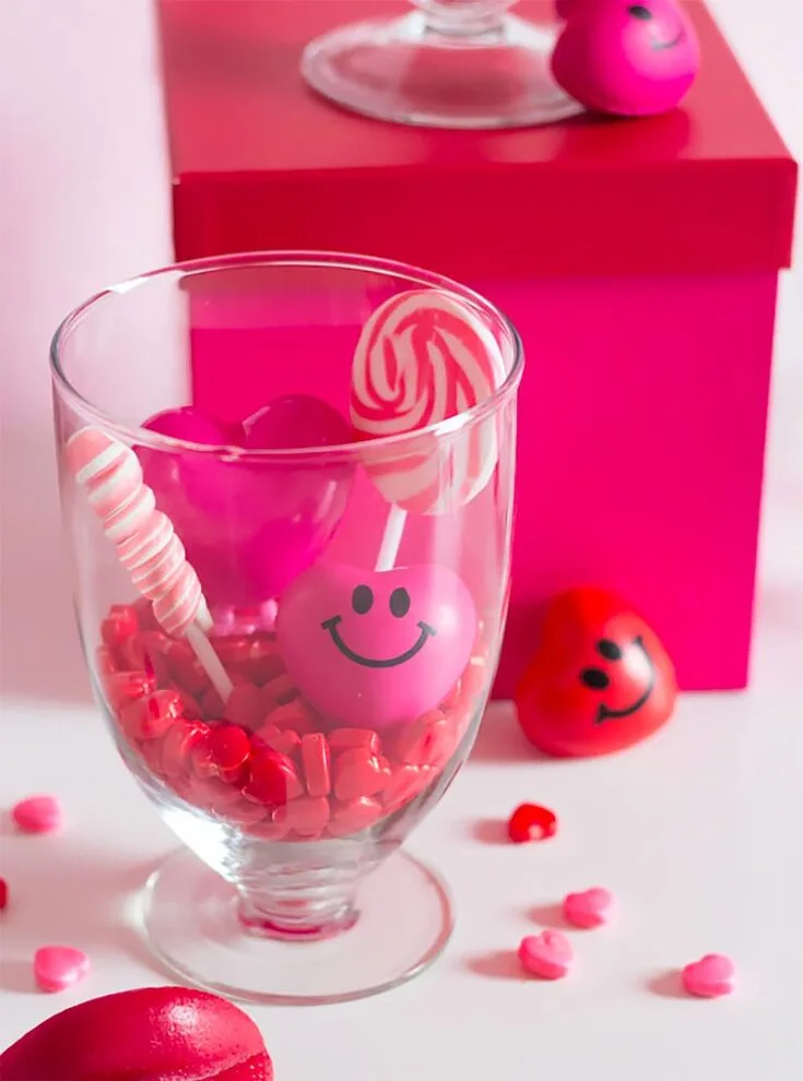 Make these sweet candy terrariums to surprise, then store and decorate your house with the candy you give your loved ones this Valentine's.