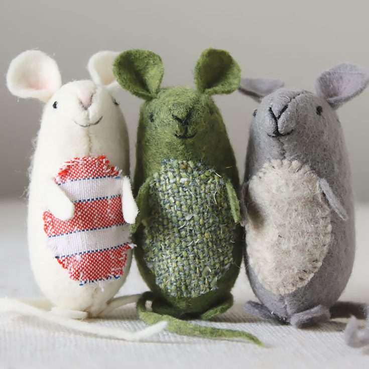 These very nice mice are miniature sewn critters that will brighten your day. They are so simple to make and the perfect little hand-sewing project that you can do on the go. It has a charming rustic look that makes any mistakes or irregularities add to the personality of your little mouse.