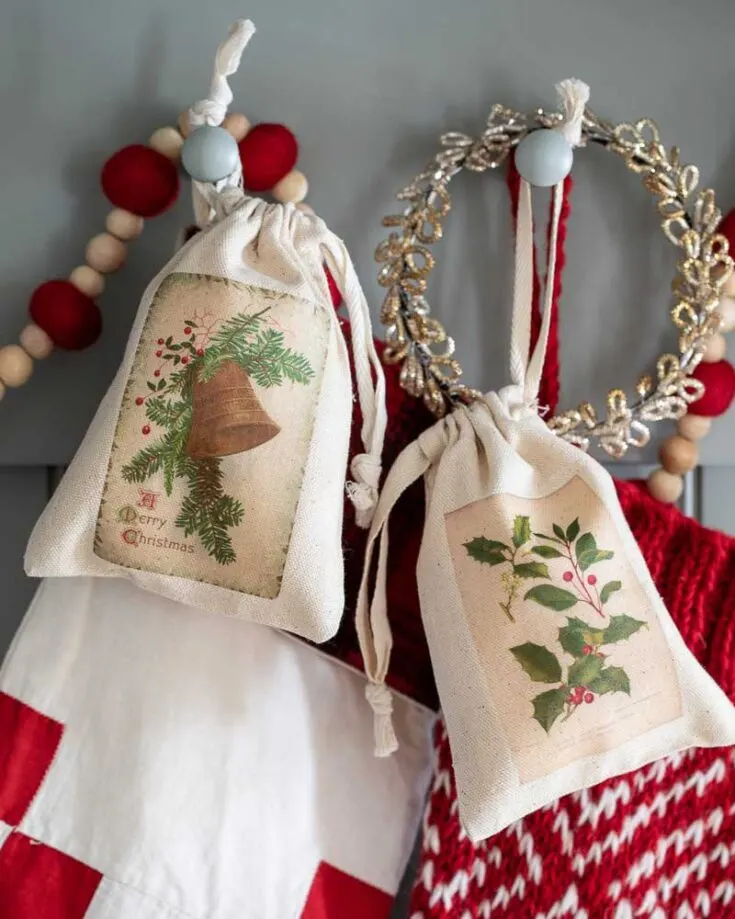 Bring some old-school holiday charm to your gifts with these vintage-inspired bags! Not only is it a fun way to wrap up treats or little surprises, it also adds that perfect retro vibe to your Christmas.