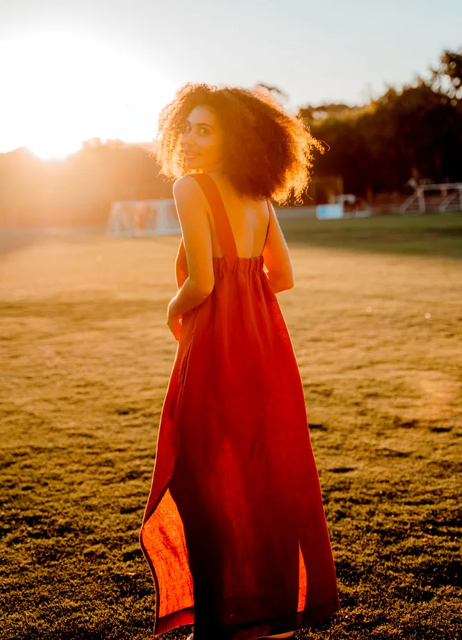 Looking for a breezy and comfortable maxi dress? We've got you covered! This dress has pockets and subtle side slits to allow for more movement! The pattern also comes in ten sizes.