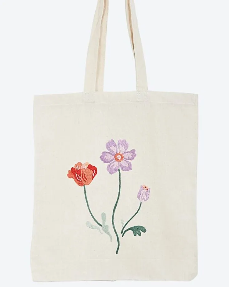 We just can&rsquo;t get enough of DMC&rsquo;s wide array of embroidery flowers. They never fail to impress, and the best part is that most of their patterns are free for you!