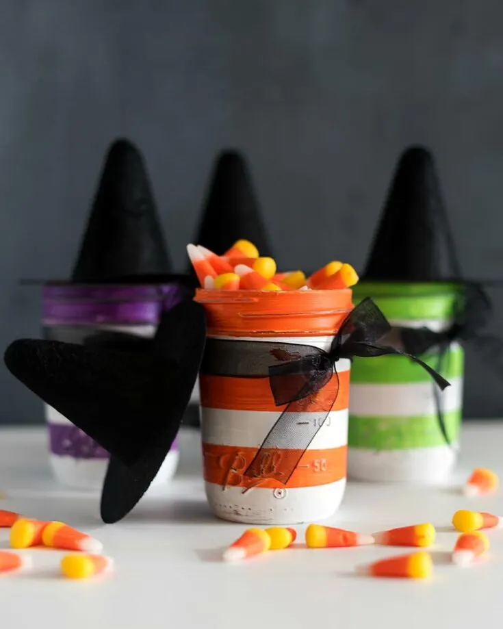If you do not have a Mason jar, that is fine! Use any jar lying around to give it a complete 180-degree makeover. With some precision and a dash of creativity, make this beauty!