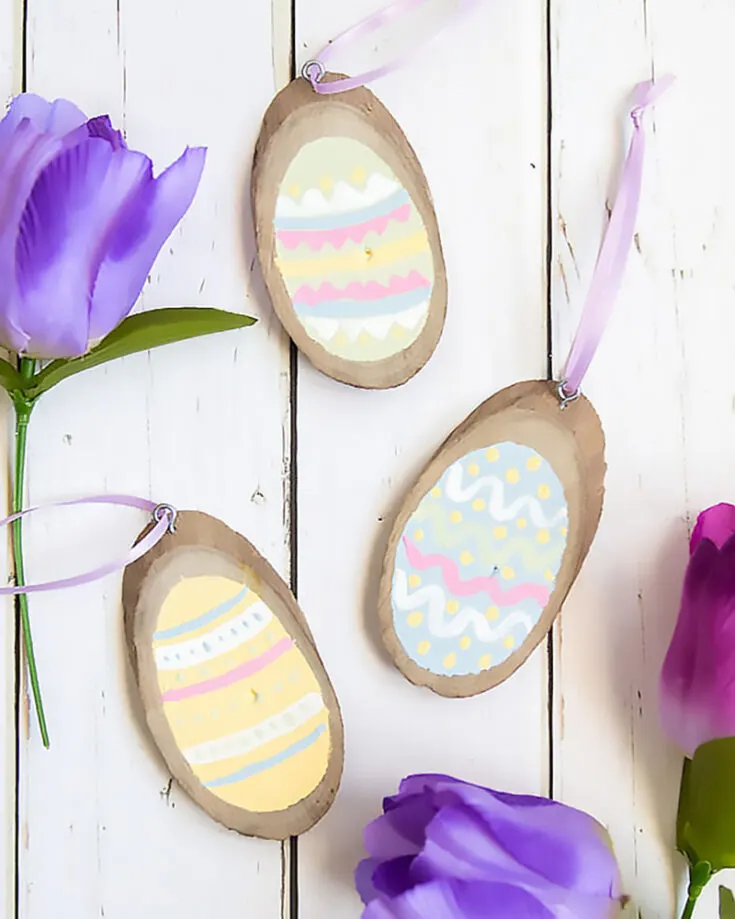 Bust out your painting supplies and try these wood slice Easter eggs now! They are so adorable, and the burst of colors is just what you need for this Spring. Have fun and go wild with the pattern designs!&nbsp;