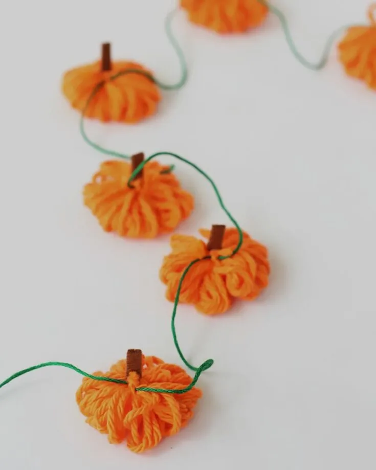 A two-in-one craft! This is for you if you want to look stylish while celebrating Halloween. This craft can act as a necklace you can wear around your neck. Alternatively, you can use it as a garland to decorate your house!