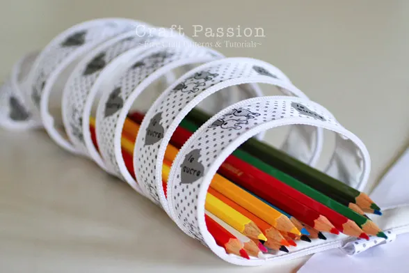 Free pattern and tutorial on how to sew a "Zip-it-up" Zipper pencil pouch from ribbon and zipper. It is a fun pencil pouch that kids will love it.