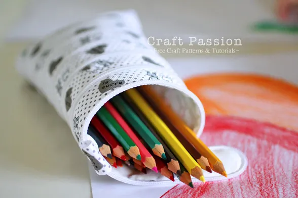 Free pattern and tutorial on how to sew a "Zip-it-up" Zipper pencil pouch from ribbon and zipper. It is a fun pencil pouch that kids will love it.
