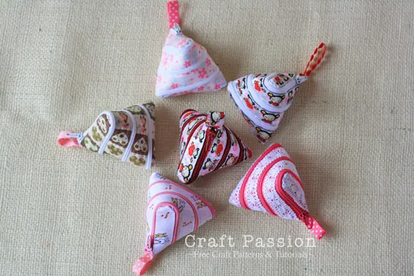 Learn to make a Zip-Itself zipper coin purse with lining using just ribbon and a zipper.