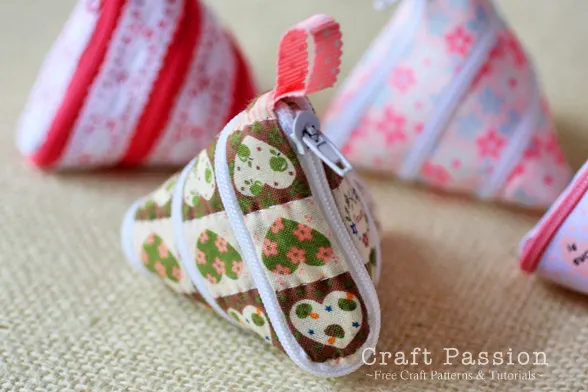Learn to make a Zip-Itself zipper coin purse with lining using just ribbon and a zipper.
