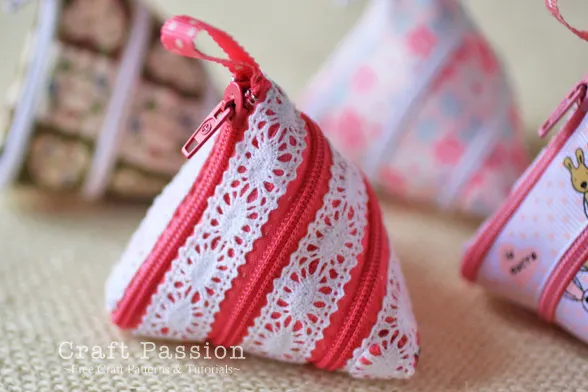 Learn to make a Zip-Itself zipper coin purse with lining using just ribbon and a zipper.